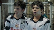 FR - Apache  La vie de Carlos Tevez S01 E01