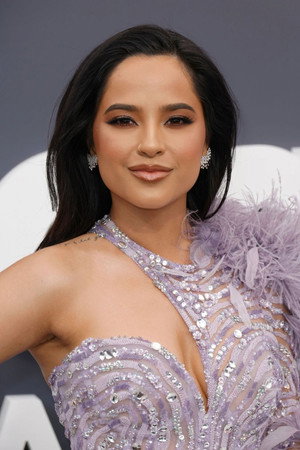 [MV] Becky G - Mayores - ft. Bad Bunny